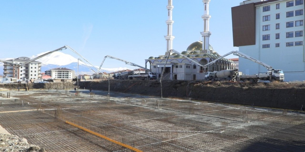 Müftülük Otoparkının Zemin Betonu Döküldü