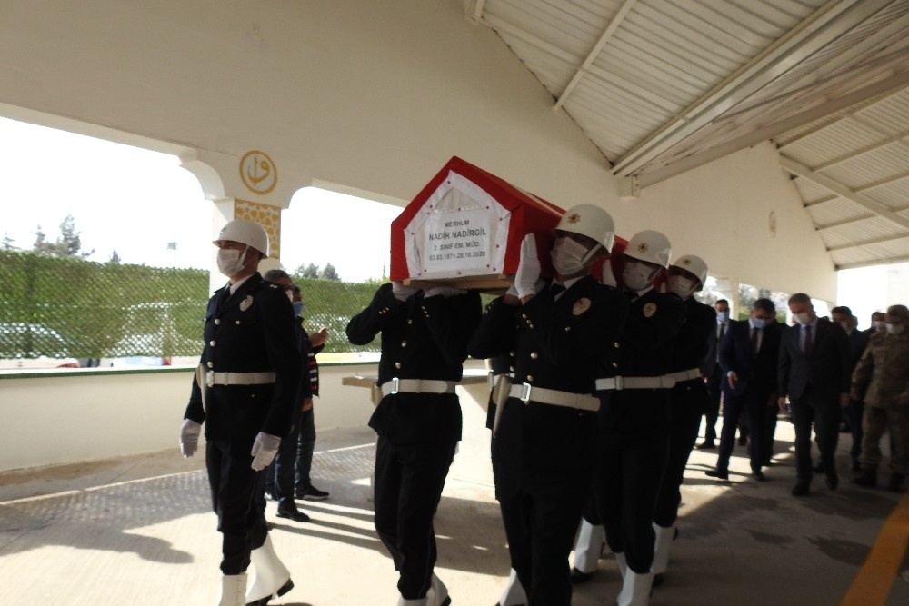 İl Emniyet Müdür Yardımcısı Nadir Nadirgil, geçirdiği ani kalp krizi sonrası hayatını kaybetti.