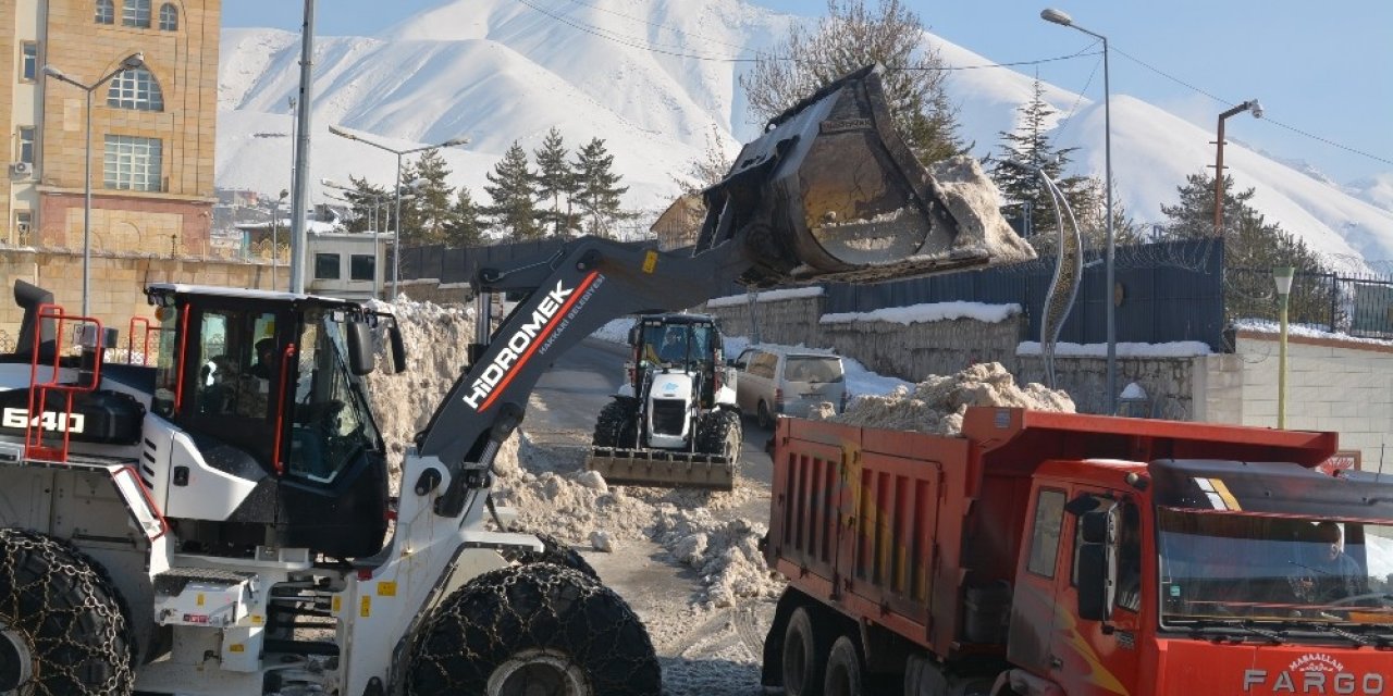 Hakkari’deki Kar Dağları Şehir Dışına Çıkartılıyor
