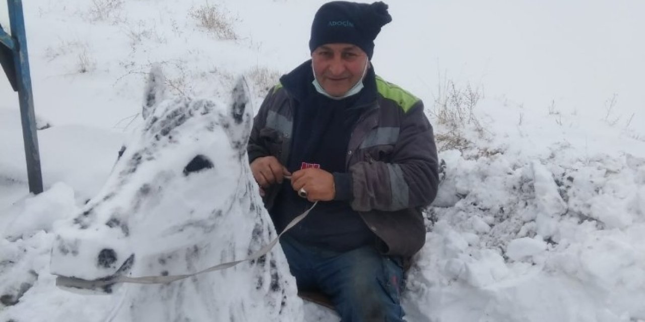 Sanatçılara Taş Çıkardı, Kardan At Büstü Yaptı