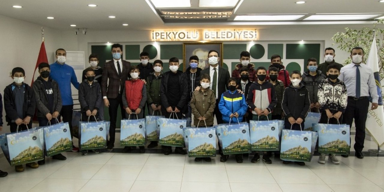 İ̇pekyolu Belediyesinden Sporculara Malzeme Desteği