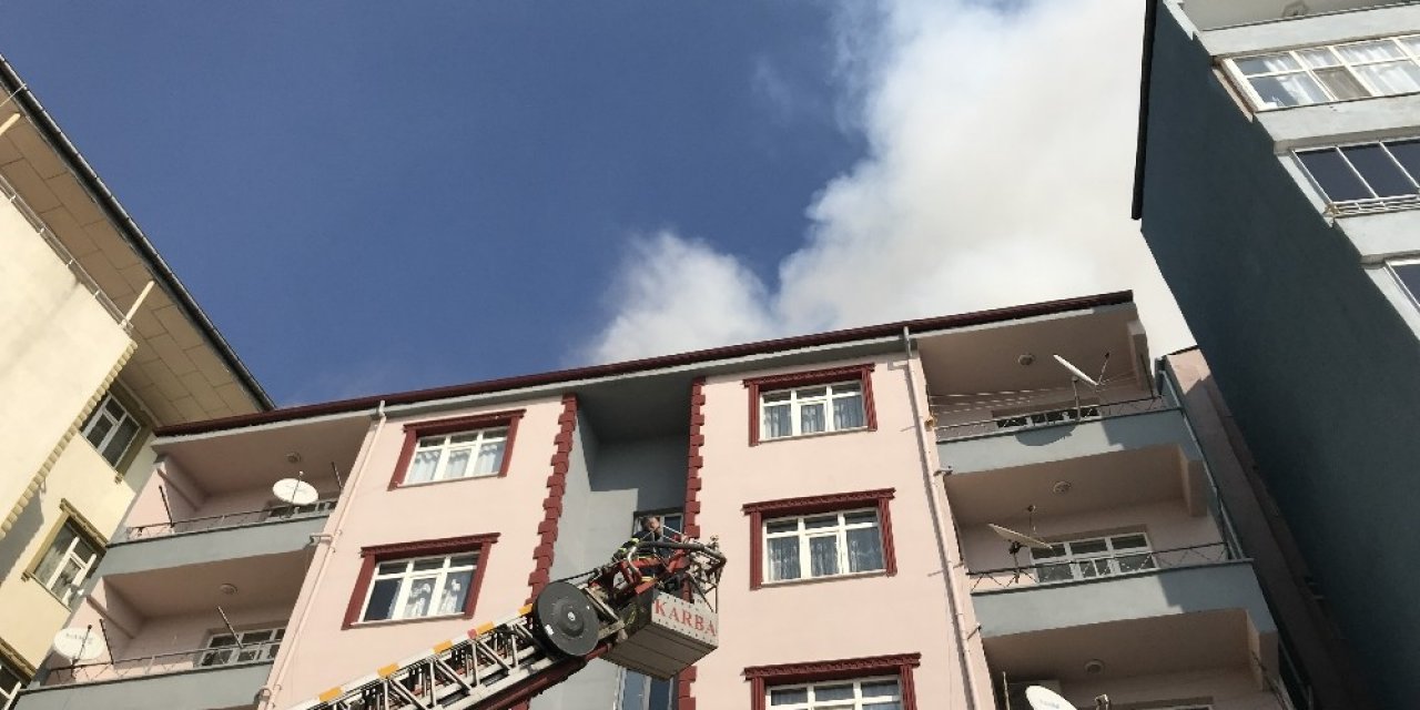 Iğdır’da Çatı Katında Çıkan Yangın Korkuttu