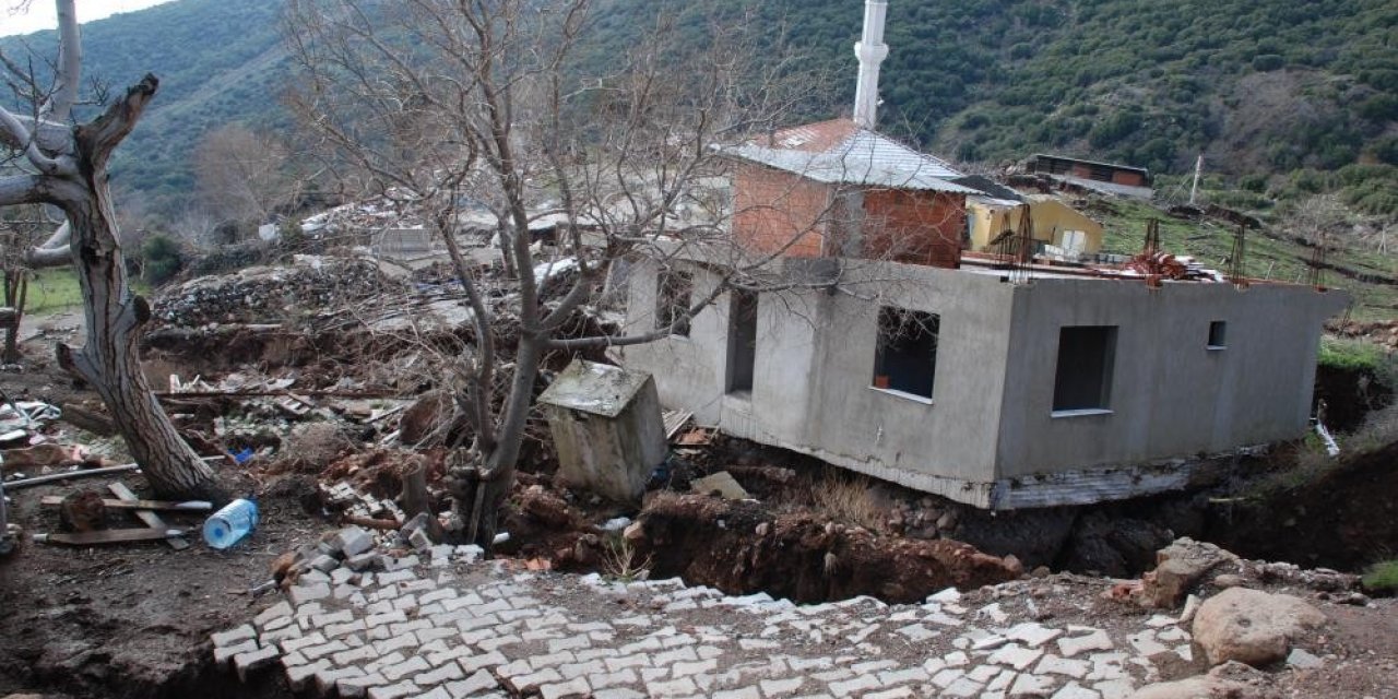 İ̇zmir Valiliğinden Heyelan Bölgesi Açıklaması