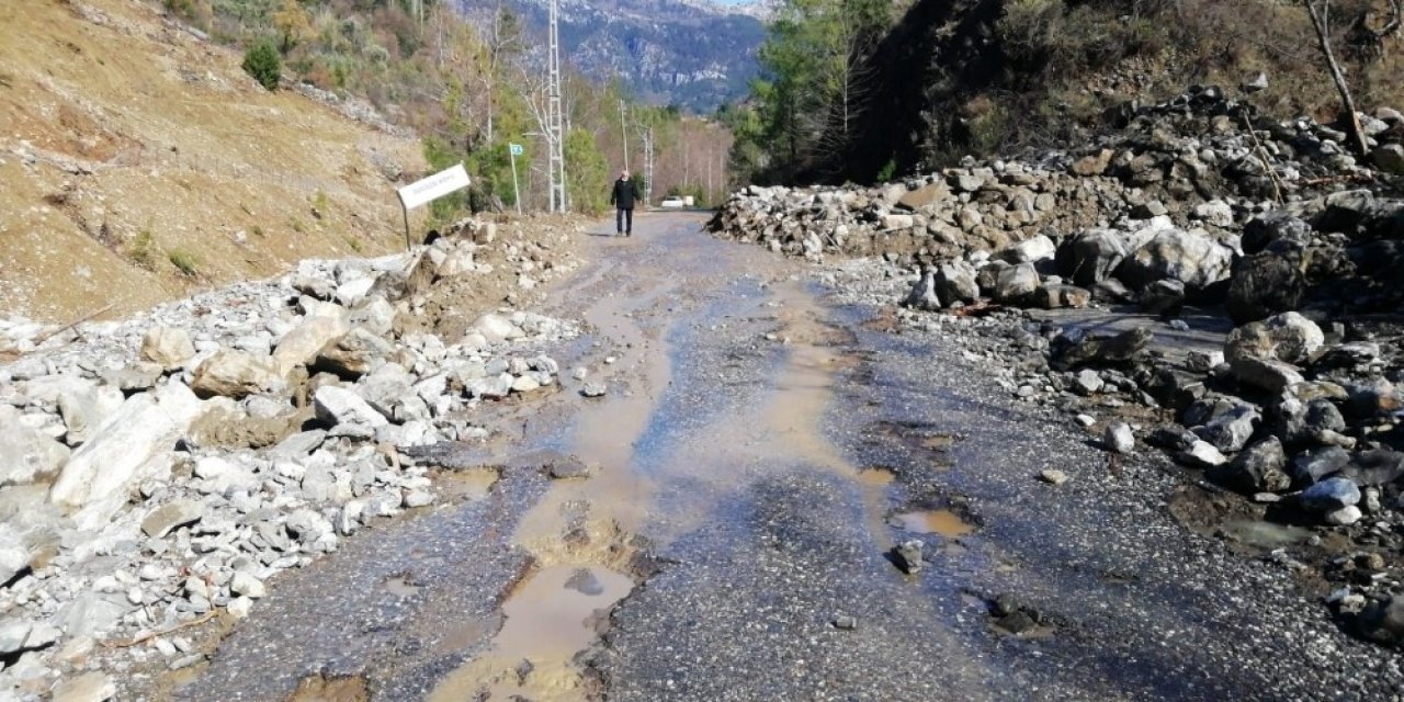 Gazipaşa’da Taşkından Kapanan Yollar Ulaşıma Açıldı