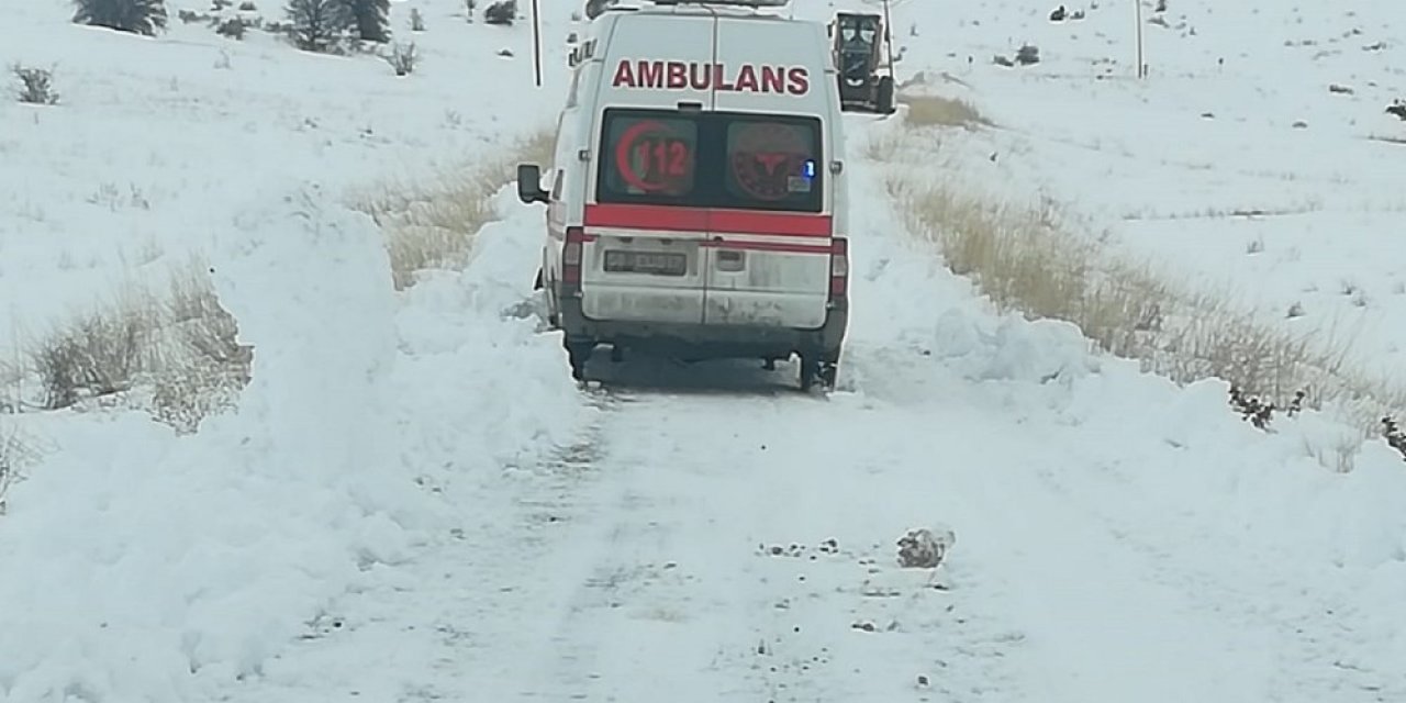 Rahatsızlanan Vatandaş, Karla Kaplı Yolun Açılmasıyla Hastaneye Ulaştırıldı