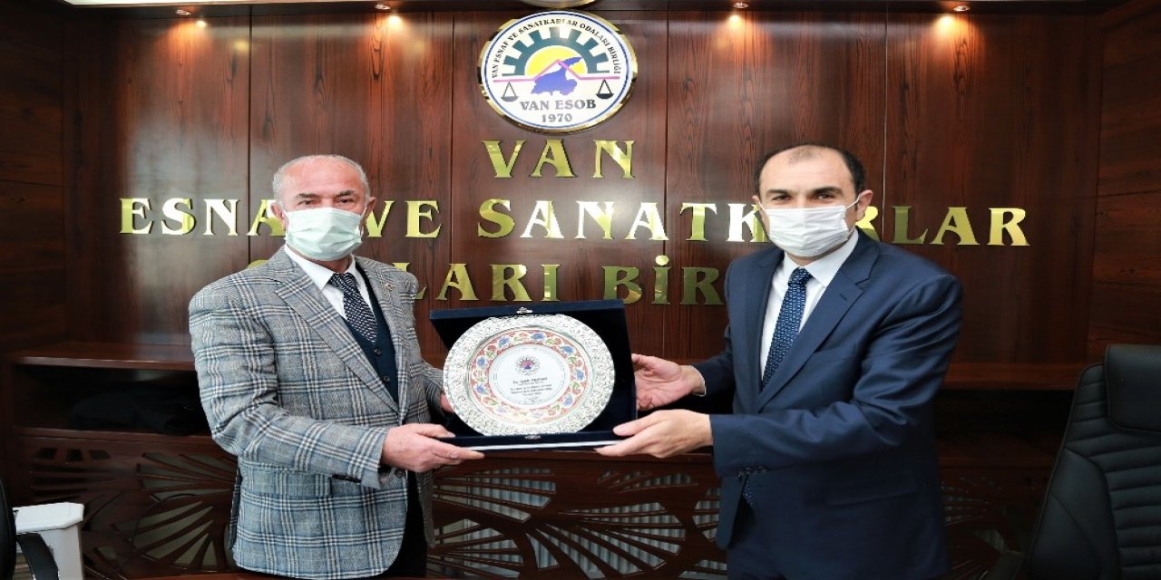 Esnaf Ve Sanatkarlardan Başkan Akman’a Teşekkür Plaketi