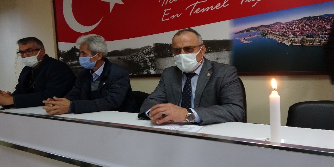 Elektrik Kesintilerini Mum Yakarak Protesto Ettiler