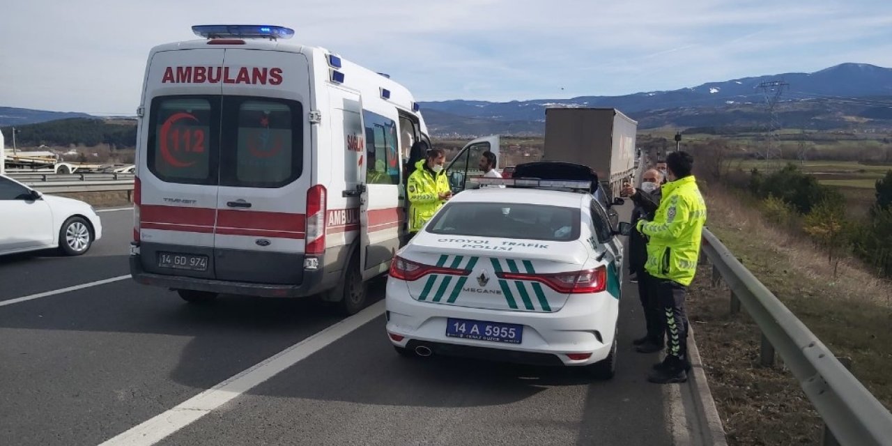 Tem’de Otomobil Önce Bariyere Sonra Tıra Çarptı: 1 Yralı