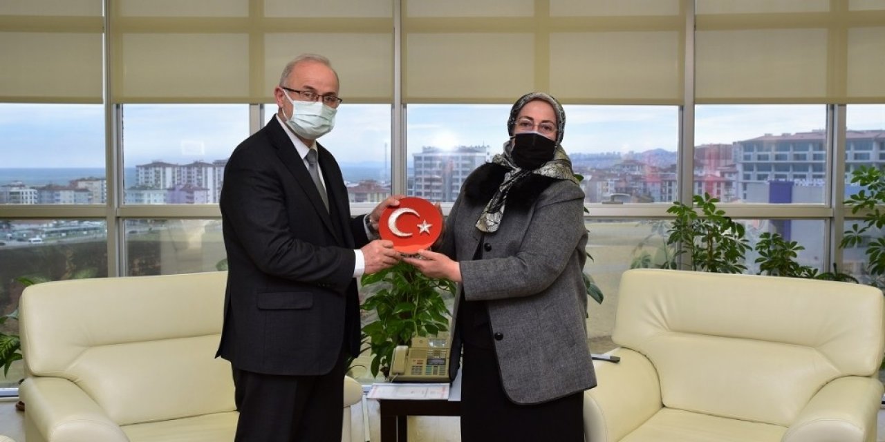 Çarşambalı Kadınlardan Rektör Ünal’a Yöresel Ürünler