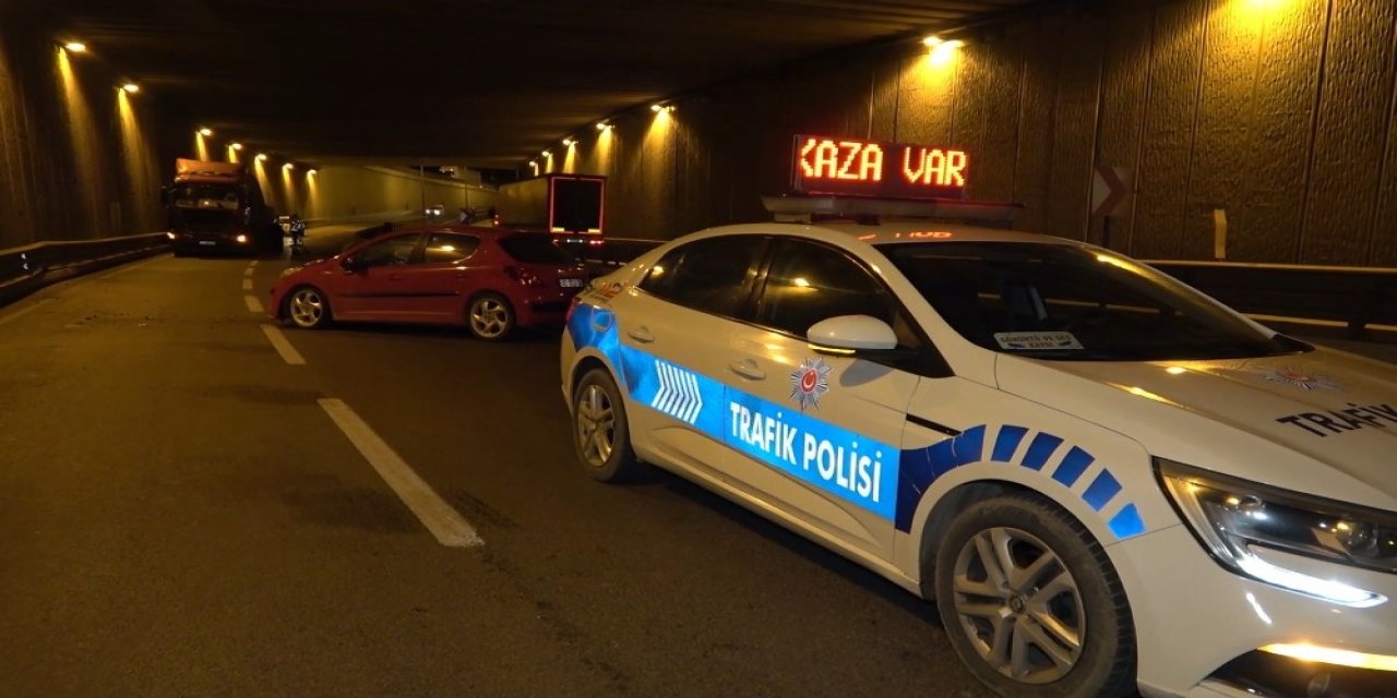 Tıra Arkadan Çarpan Otomobil 50 Metre Sürüklendi: 2 Yaralı