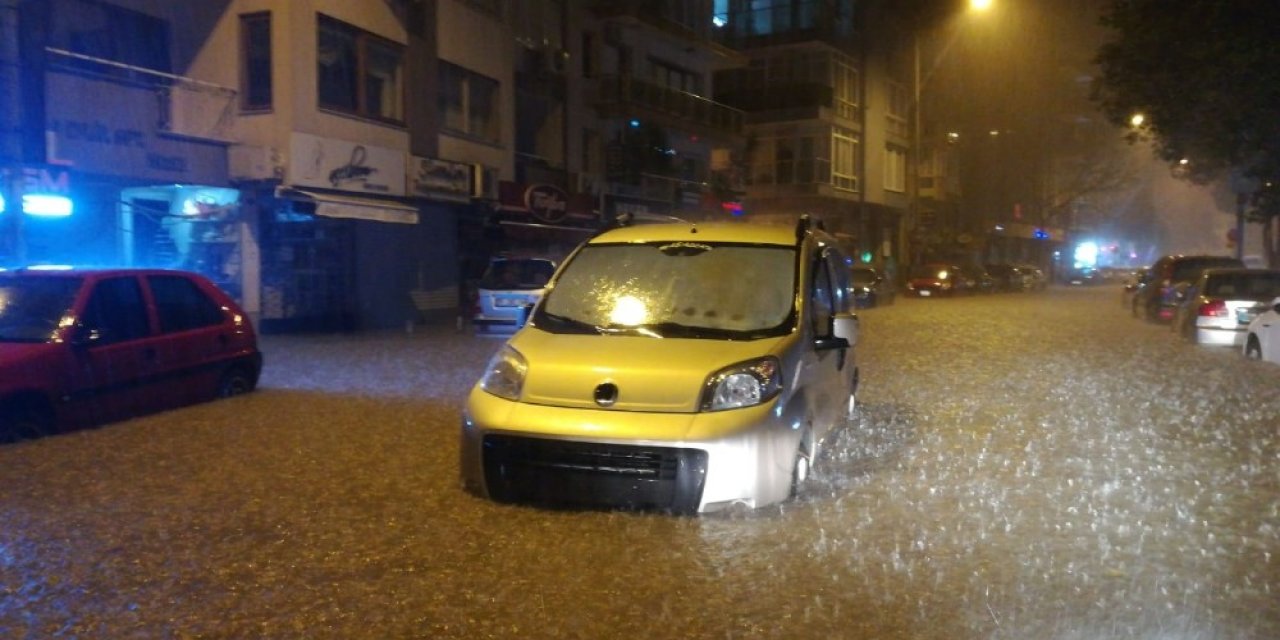 İ̇zmir’i Sel Vurdu: Dereler Taştı, Araçlar Sular Altında Kaldı