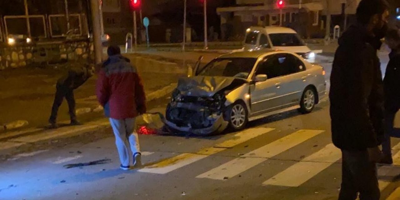 Minibüs İle Otomobil Çarpıştı: 2 Yaralı