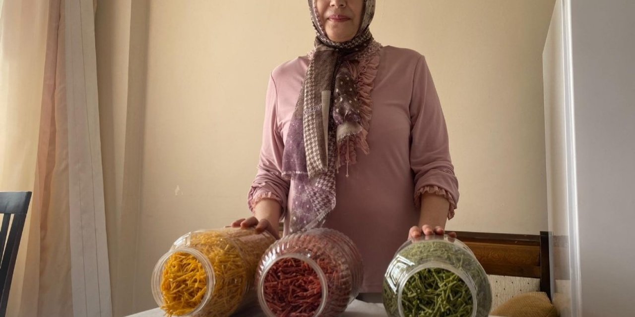 Oyun Hamuruna Benzeyen Vitamin Deposu Renkli Erişteler