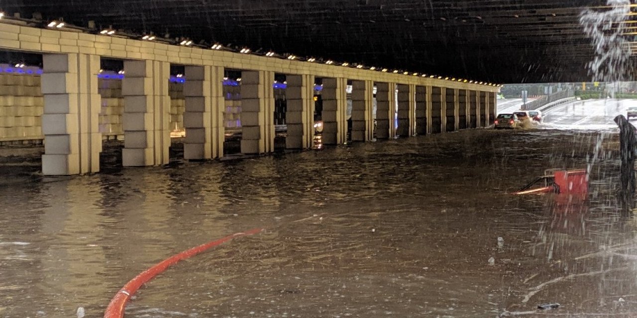 İ̇zmir’i Sel Vurdu: Alt Geçitler Ve Metro İstasyonlarının Çıkışları Tıkandı