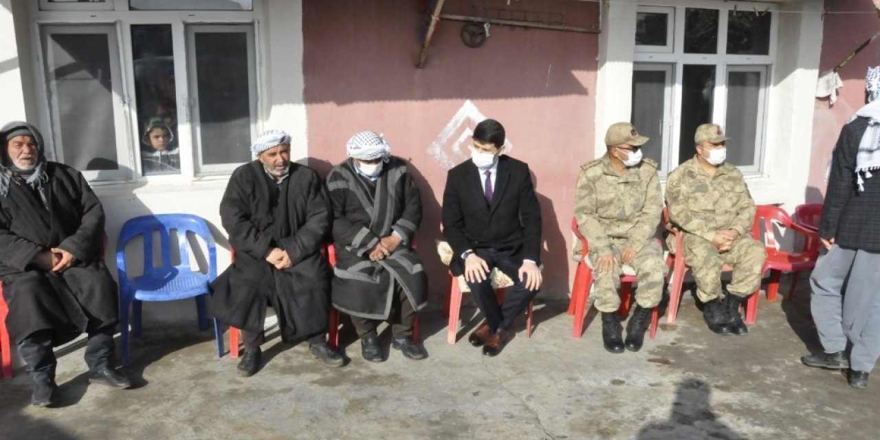 Kaymakam Saldırıda Ölen Gencin Ailesini Ziyaret Etti