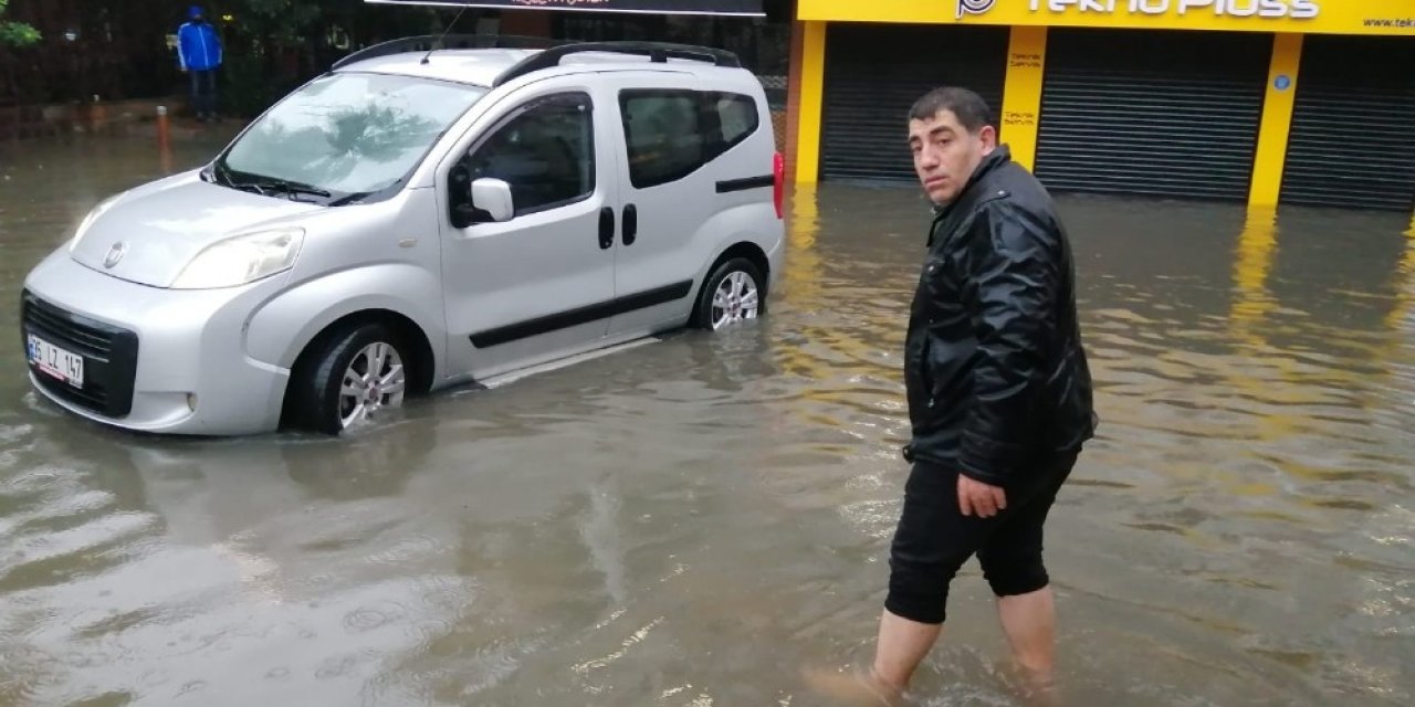 İ̇zmir’i Vuran Sel Felaketiyle Esnaf Ve Vatandaş Çaresiz Kaldı