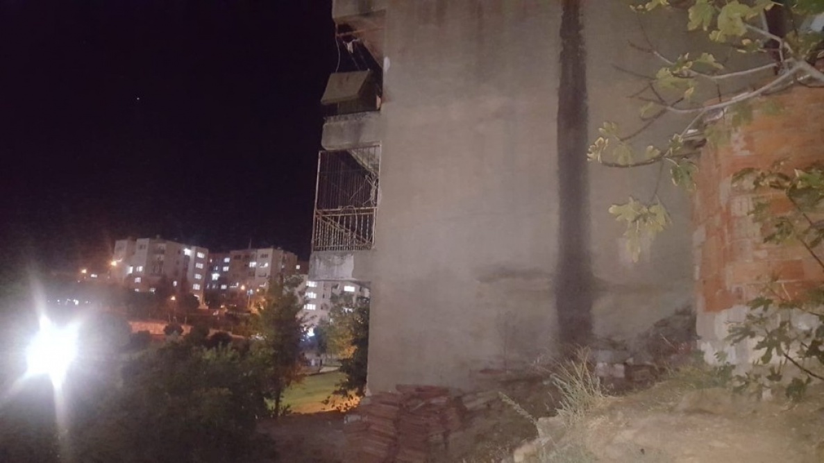 İkinci kattaki balkondan düşen 2 yaşındaki çocuk hayatını kaybetti.