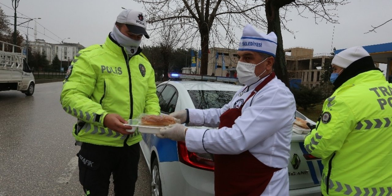 Şahinbey’de Görev Başındaki Polislere Sıcak Yemek İkramı