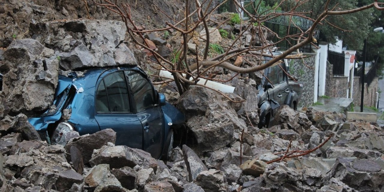 Sağanak Nedeniyle İstinat Duvarı Çöktü, 4 Araç Altında Kaldı