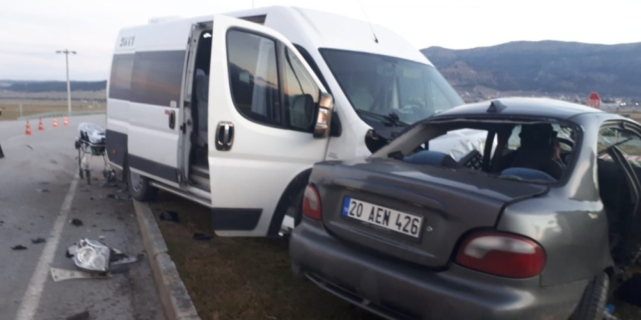 Güvenlik Görevlilerini Taşıyan Servis, Otomobil İle Çarpıştı: 5 Yaralı
