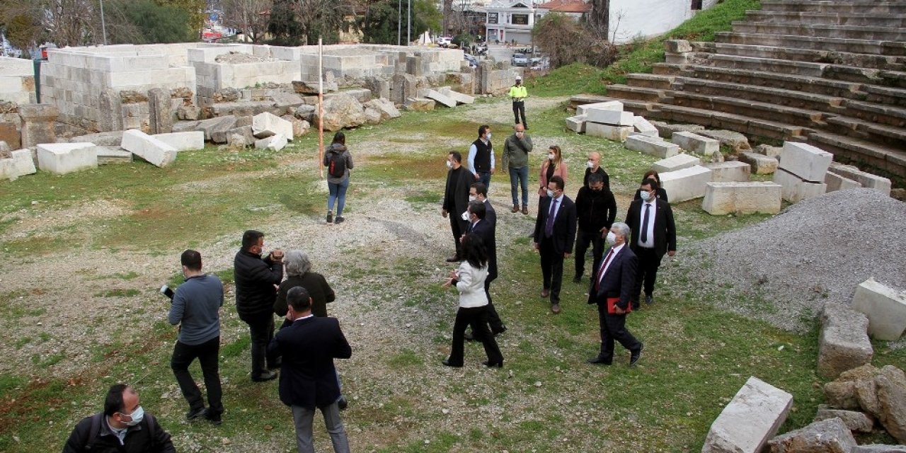 Restorasyonu Yarım Kalan Antik Tiyatroda Vali Tavlı, İnceleme Bulundu