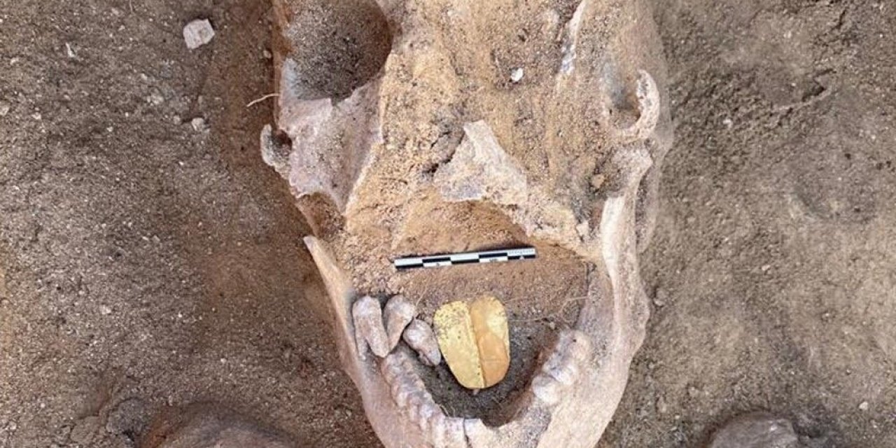 Mısır’ın Antik Kenti Taposiris Magna’da 2 Bin Yıllık Altın Dilli Bir Mumya Keşfedildi