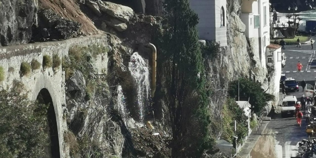 İ̇talya’da Toprak Kayması Yolu Kapattı