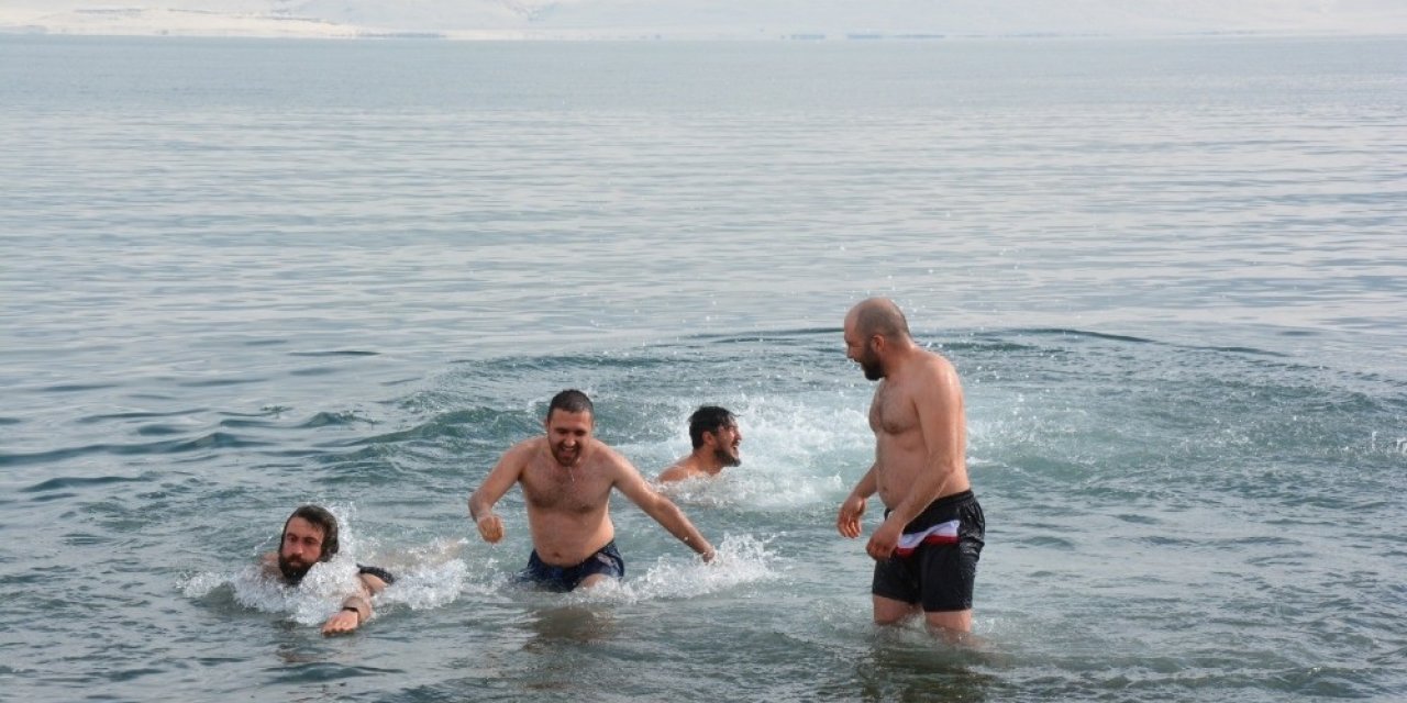 Eksi 15 Derecede Kamp Yapıp Van Gölü’ne Girdiler