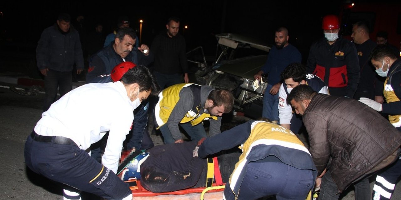 Otomobil Minibüse Arkadan Çarptı: 1 Ağır Yaralı