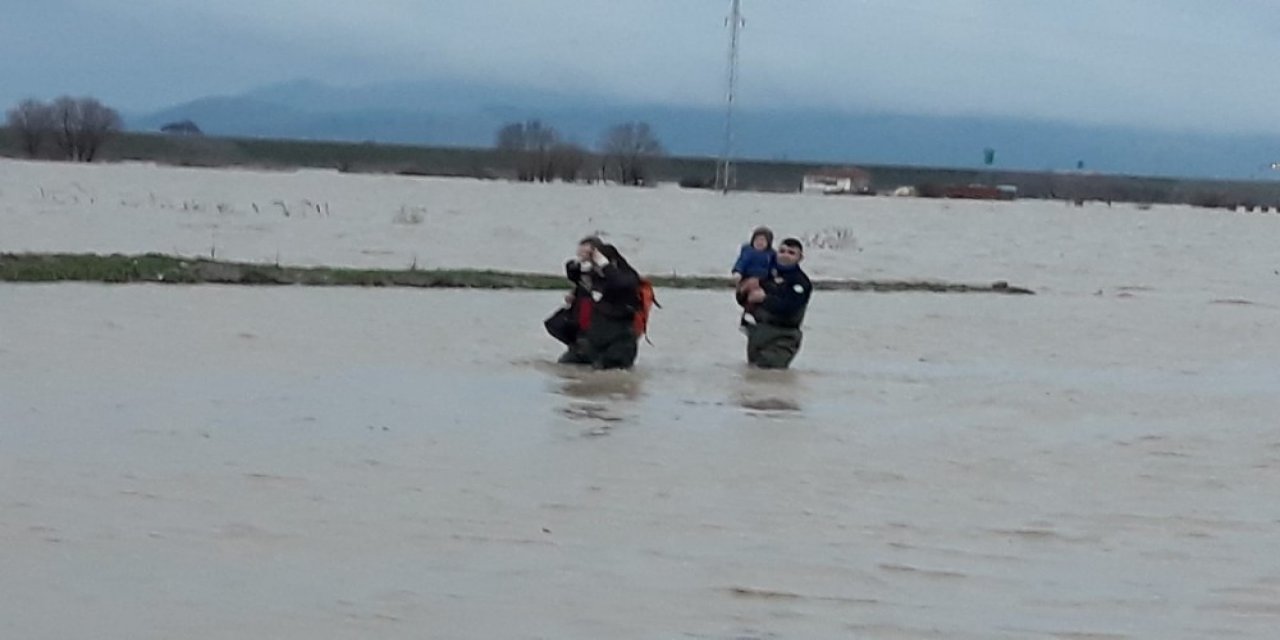 Sel Sularında Mahsur Kalan Anne Ve Oğlunu İtfaiye Kurtardı