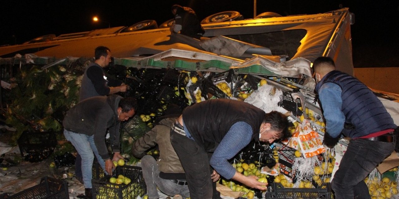 Tır Devrildi Meyveler Saçıldı, Yardıma Hamallar Koştu