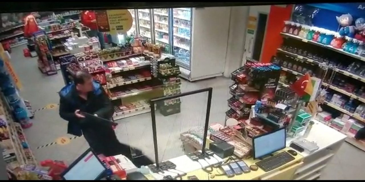 Benzin İstasyonundaki Silahlı Soygun Anı Güvenlik Kamerasında