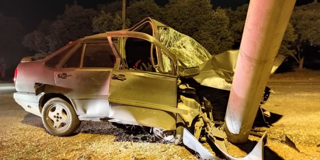 Otomobil Aydınlatma Direğine Çarptı: 1 Yaralı