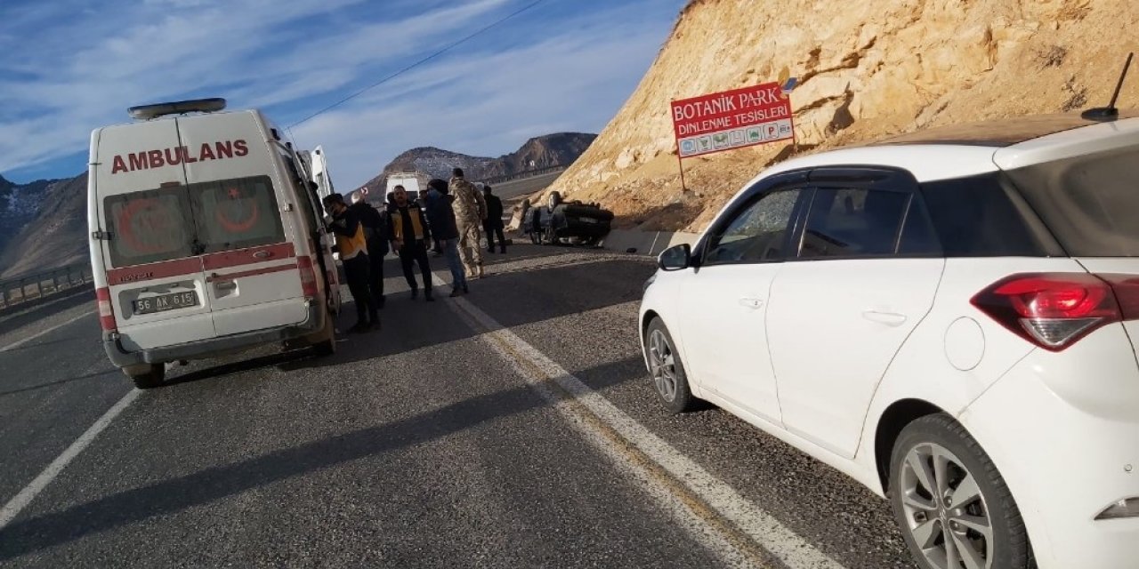 Siirt’te Lastiği Patlayan Araç Takla Attı: 2’si Ağır 5 Yaralı