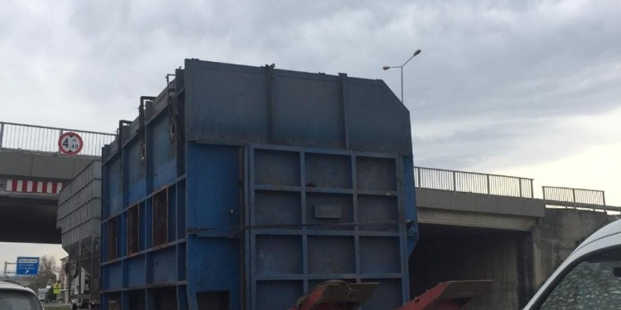 Yüksekliği Hesaplayamayan Tır Beton Üst Geçide Çarptı