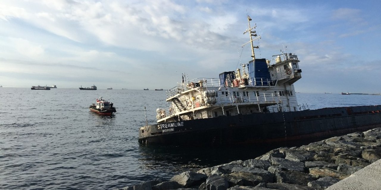 Zeytinburnu’nda Kıyıya Oturan Geminin Çevresinde Dalgıçlar İnceleme Yaptı