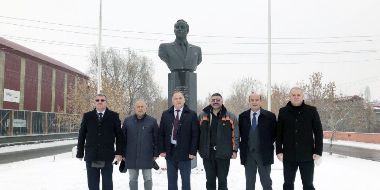 Asi̇mder’den Aliyev’in Anıtına Ziyaret