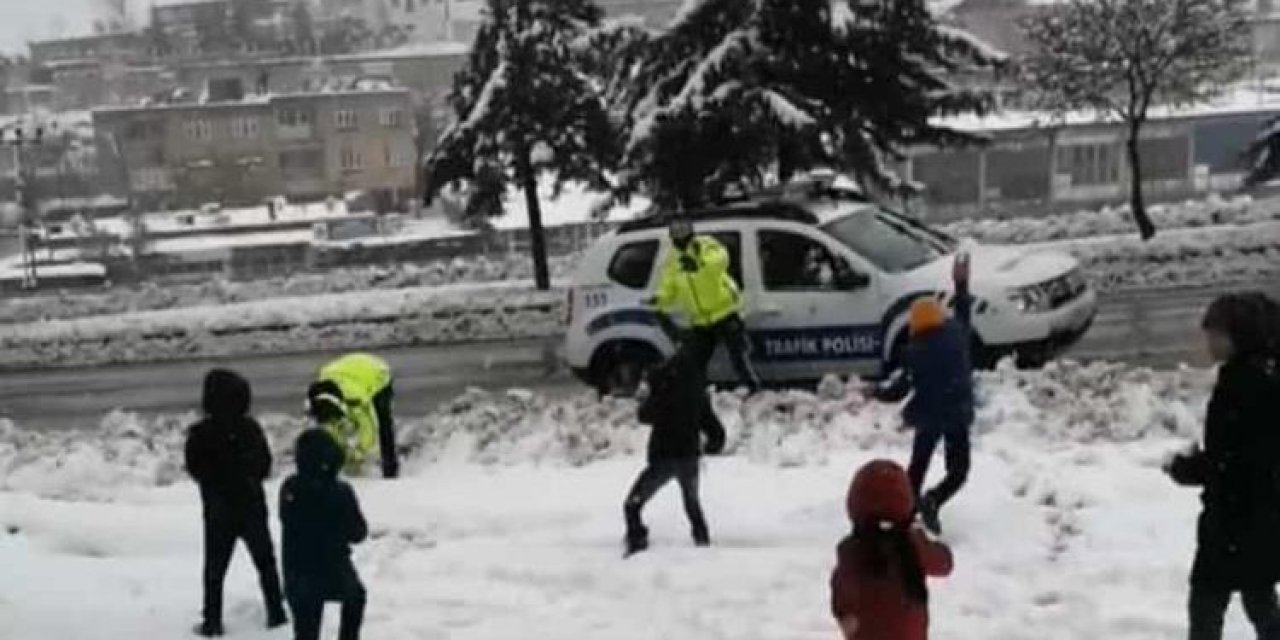 Diyarbakır’da Polisler Çocuklarla Kar Topu Oynadı