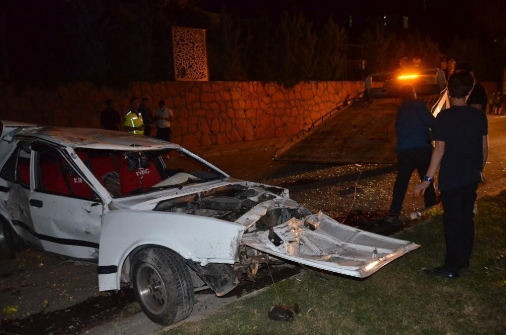 Önce refüjde bulunan ağaçlara sonra aydınlatma direğine çarparak durabildi