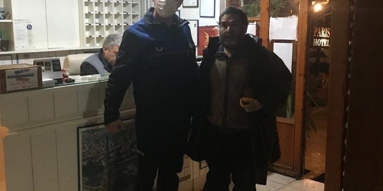 Şiddetli Yağmurda Üzerine Poşet Çeken Vatandaşa Selçuk Belediyesi El Uzattı