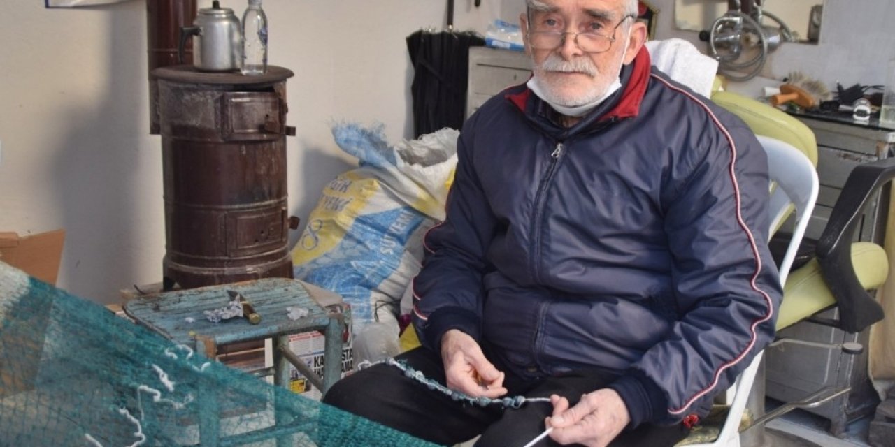Hem Tıraş Yapıyor, Hem Ağ Örüyor