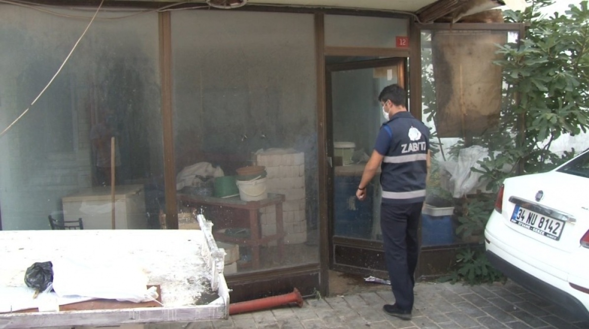 Satılmak için depolanan ancak unutularak çürümeye terk edilen yaklaşık bir ton ağırlığında çürümüş balık ele geçirildi.