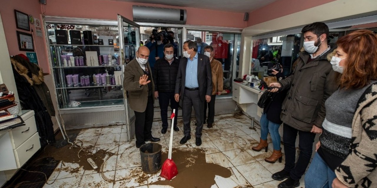 Başkan Soyer, Selden Zarar Gören Aileleri Ve Esnafı Ziyaret Etti