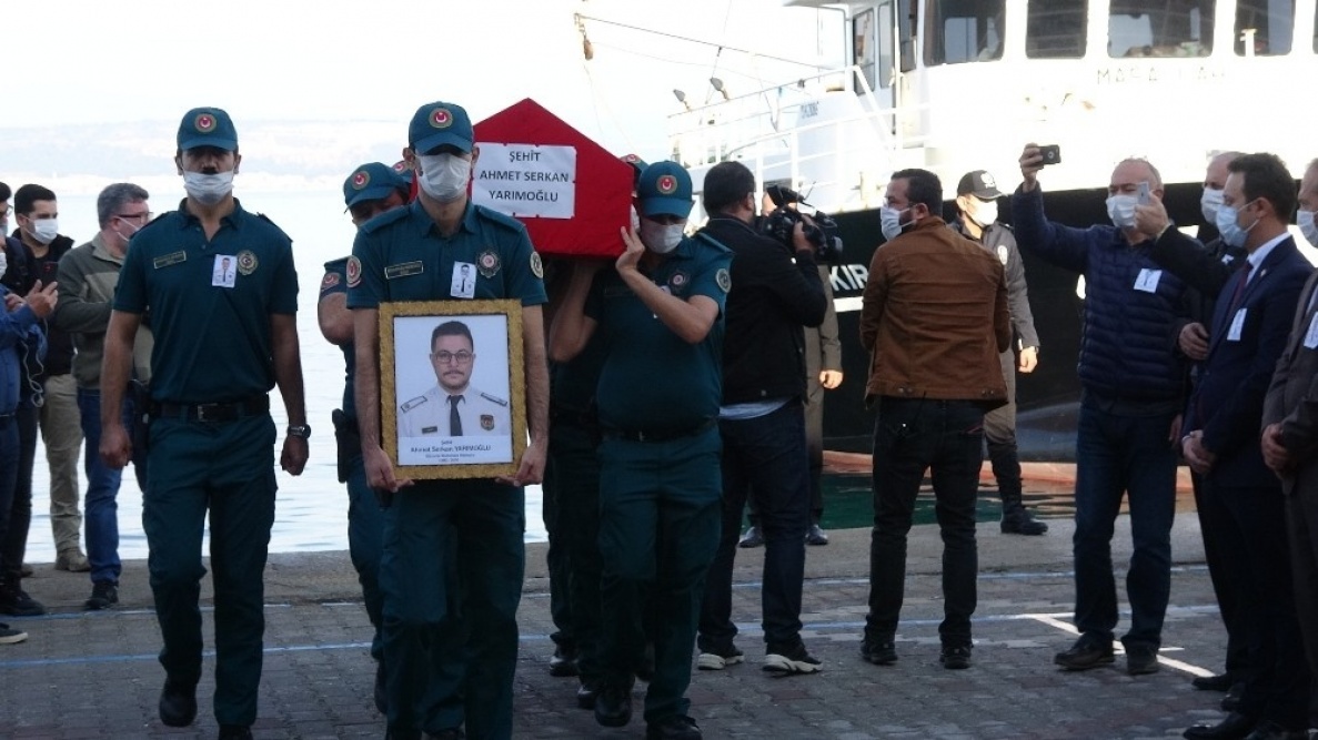 Geminin gümrük denetlemesi sırasında yüksekten düşerek hayatını kaybeden Gümrük Muhafaza Memuruna tören düzenledi.