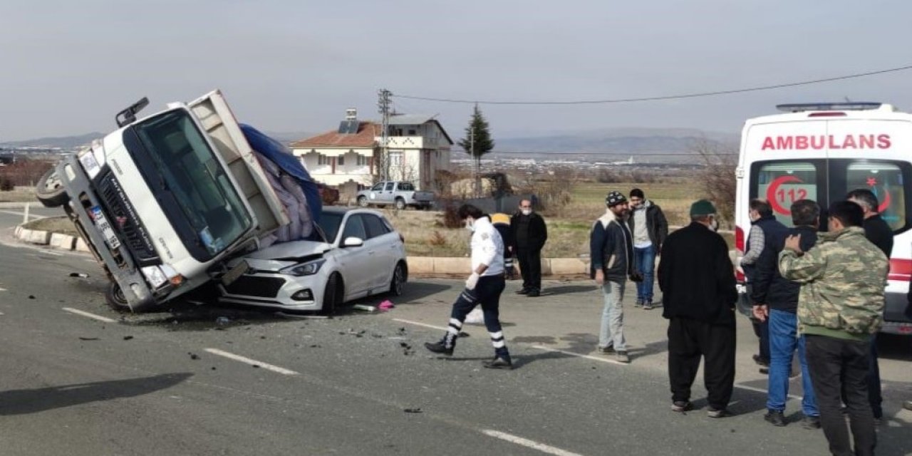 Elazığ’da Kamyonet, Otomobilin Üzerine Devrildi:2 Yaralı