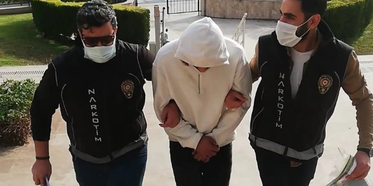 Karşısında Polisleri Görünce Gerçekten Hapı Yuttu
