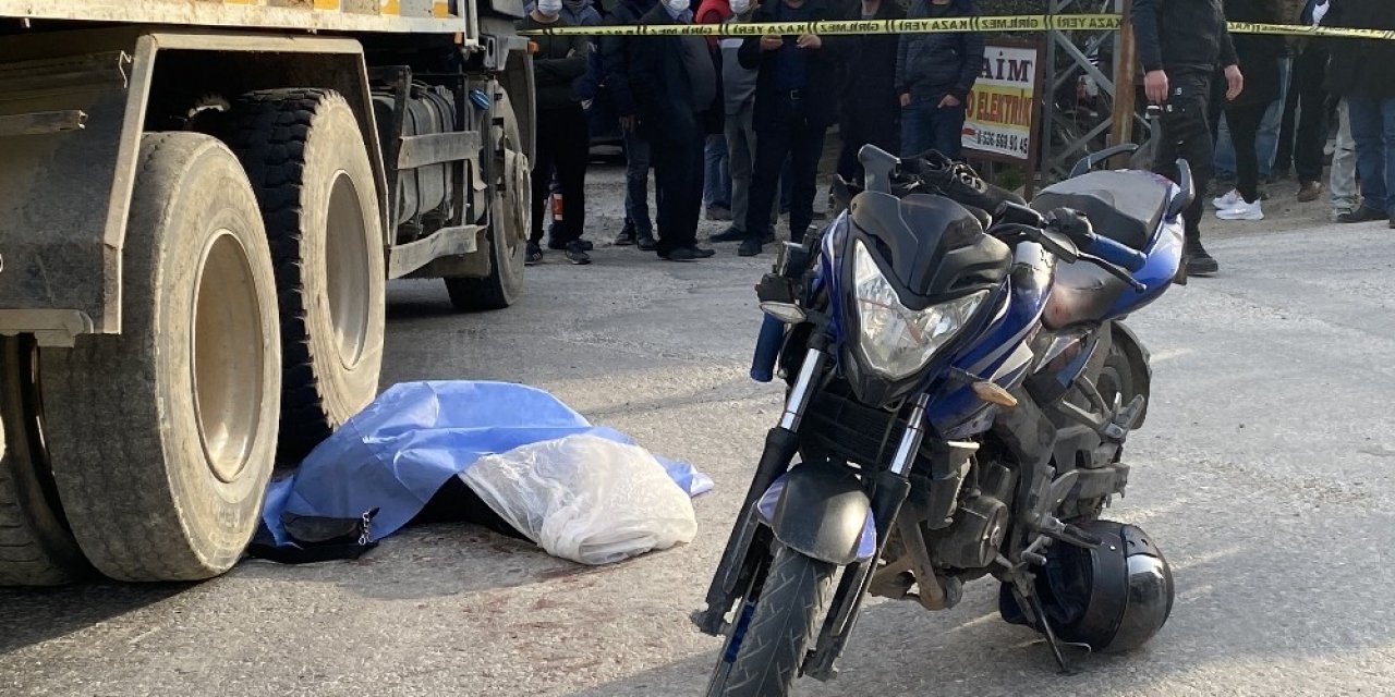 Kamyonla Motosiklet Çarpıştı: 1 Ölü