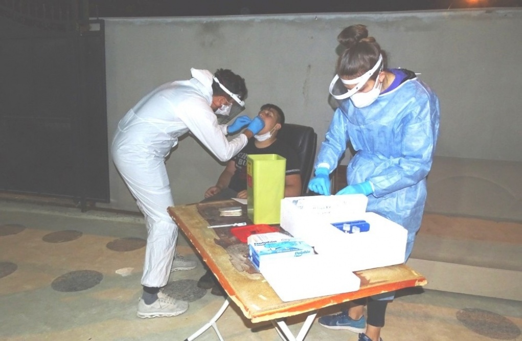Pozitif vakalardaki artış nedeniyle Arpalık Caddesinin tamamında test için vatandaşlardan örnek alındı