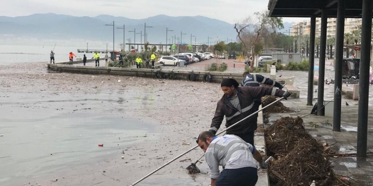 İ̇zmir’de Selden Sonra Körfezden 25 Ton Çöp Toplandı