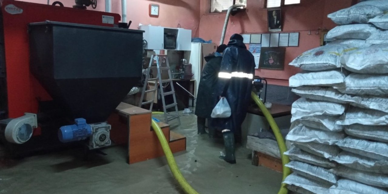 Maski̇, Kırkağaç’taki Bir Okulda Büyük Bir Zararın Önüne Geçti